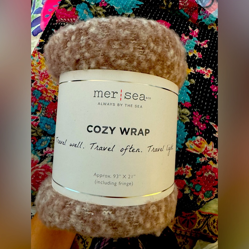 NWT MER SEA & CO Cozy Blanket Throw. 93x21 inches (including fringe)